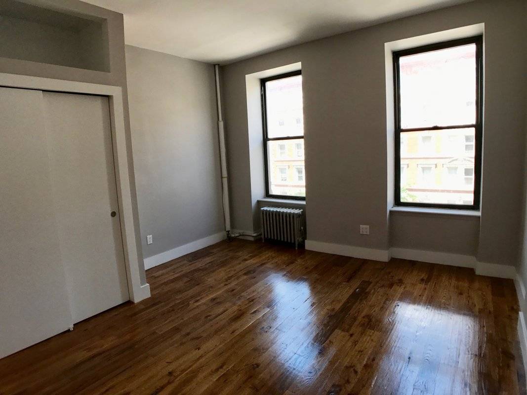 This outstanding 3 bedroom apartment is in a great area in South Harlem.