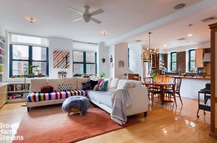 This bright 3 bedroom, 2 full bathroom Clinton Hill condo rental is the full package !
