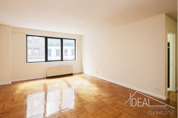 This beautiful and vibrant, rarely available 1 bedroom apartment is captivating.