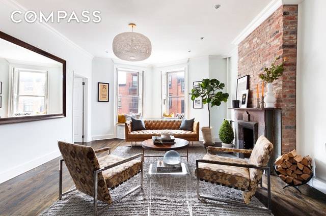 Located in a quintessential Brooklyn Heights townhouse, this floor thru two bedroom cooperative has clean aesthetic and beautiful original details.