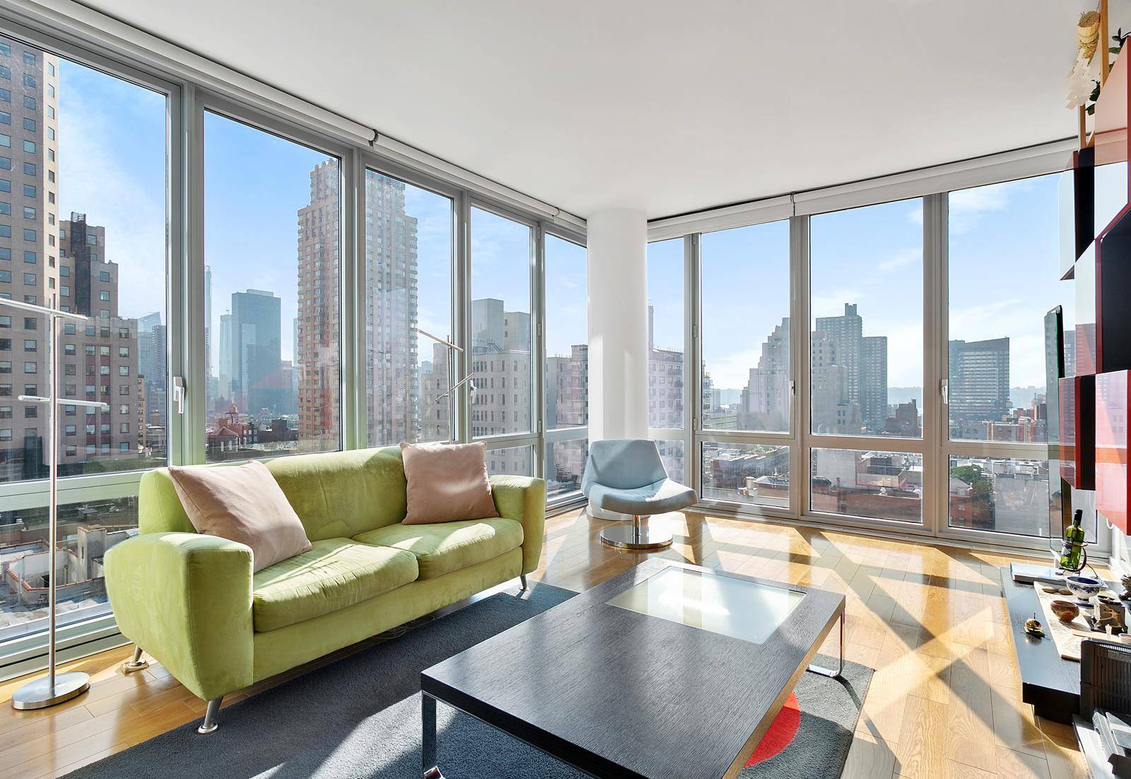 Beautiful 2 bedroom apartment in one of the best buildings in Midtown, Manhattan.