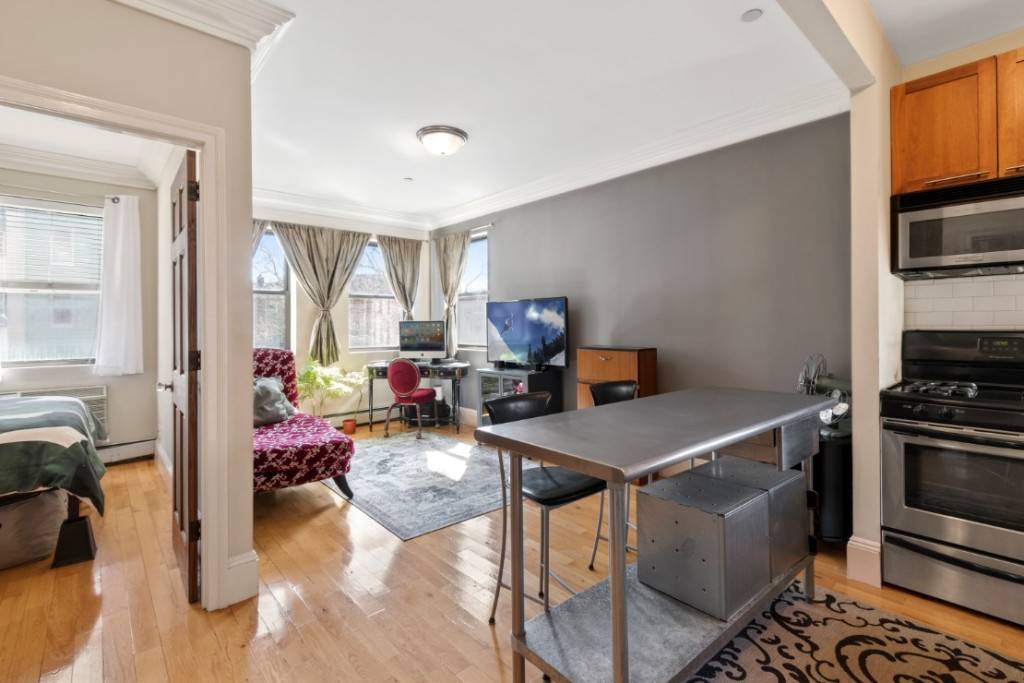 Settled in the trend setting Greenpoint neighborhood, on the edge of Williamsburg and just steps from McCarren Park youll simply love this 1 bed, 1 bath unit.