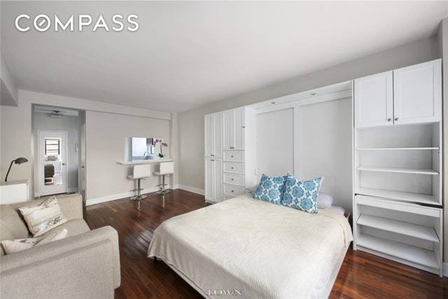 This beautifully renovated studio home offers gorgeous finishes, ample storage and great building amenities in a fabulous Midtown East neighborhood, making it the ideal opportunity for savvy renters, buyers or ...