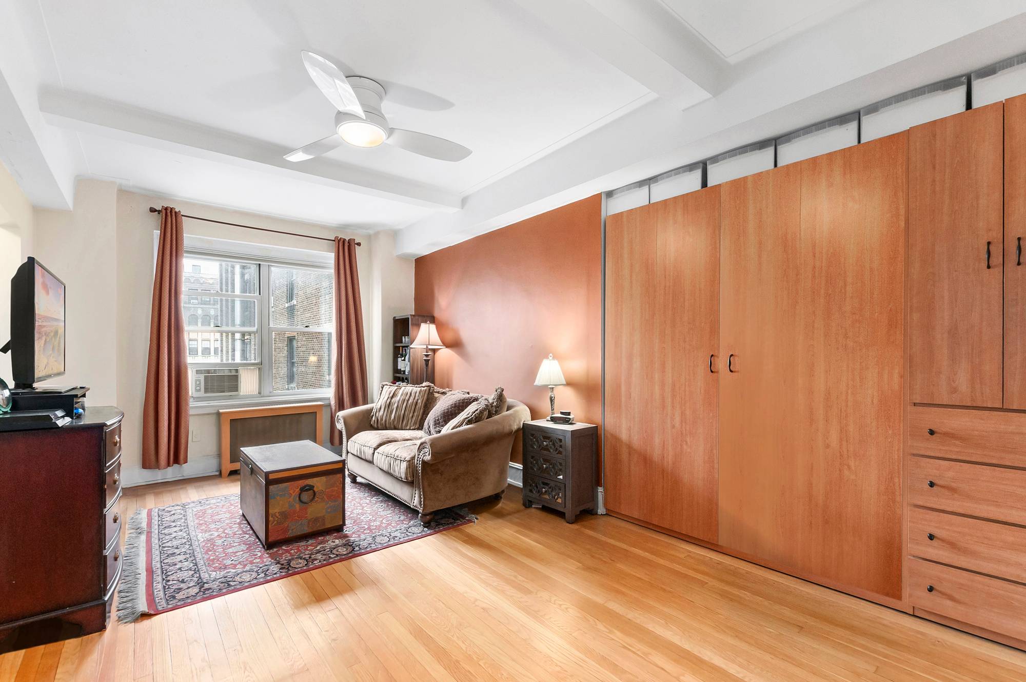 Spectacular light and views make this charming high floor studio the perfect place to call home !