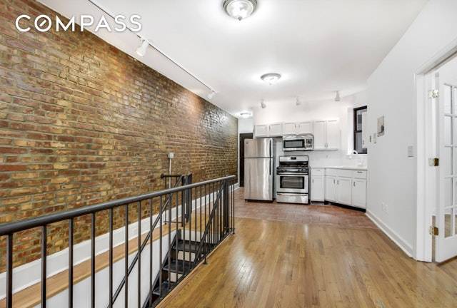 Lovely and renovated CONVERTIBLE 2 bedroom 2 bath DUPLEX apartment on a quiet, tree lined street in Kensington.