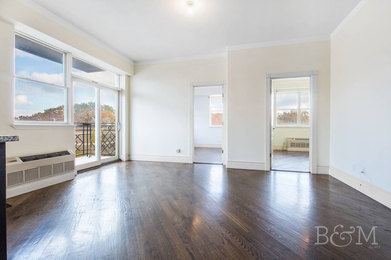 This Beautiful, bright and airy 2 bedroom 2 bathroom apartment with balcony is in an elevator building built in 2010 !