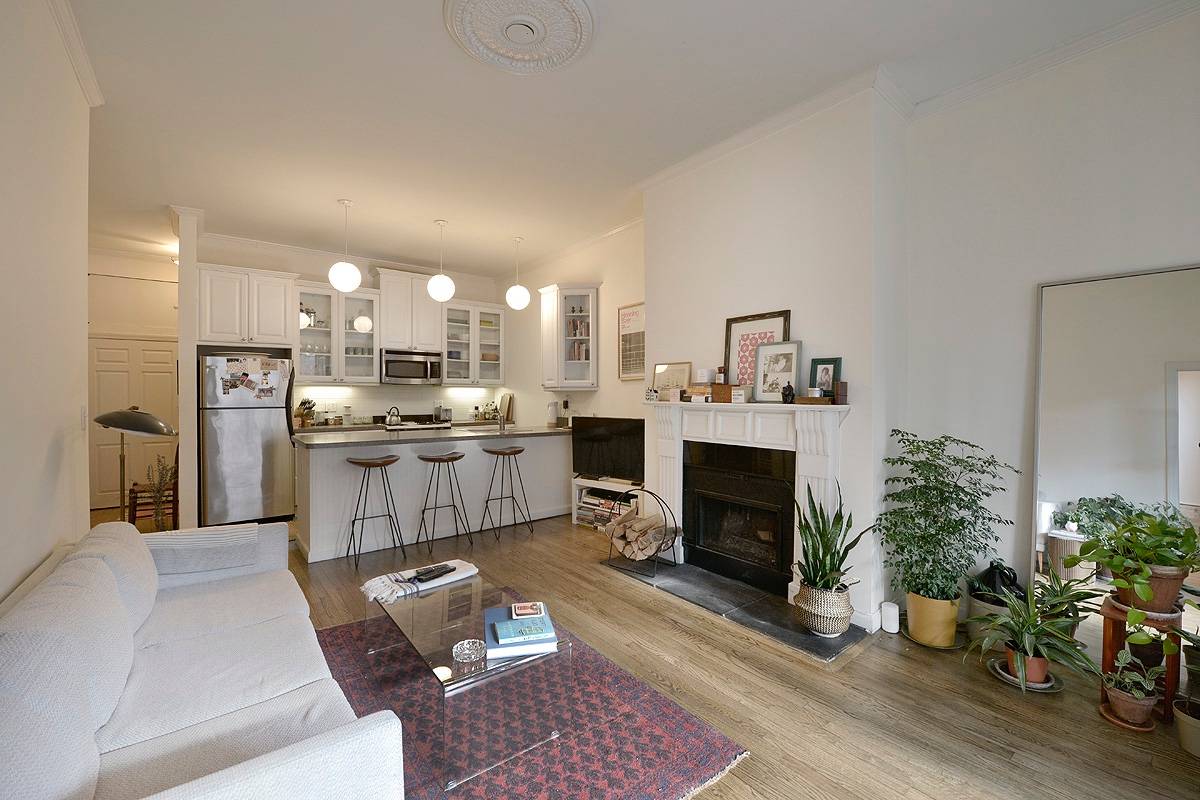 A RARE PRE WAR CONOD OPPORTUNITY TRANQUILITY AND SERENITY these are the themes of this lovely Chelsea one bedroom condo.