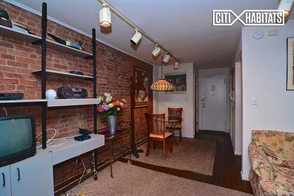 Spacious, fully furnished one bedroom apartment located on the Upper East Side of Manhattan in a beautiful, landmark Townhouse with laundry room.