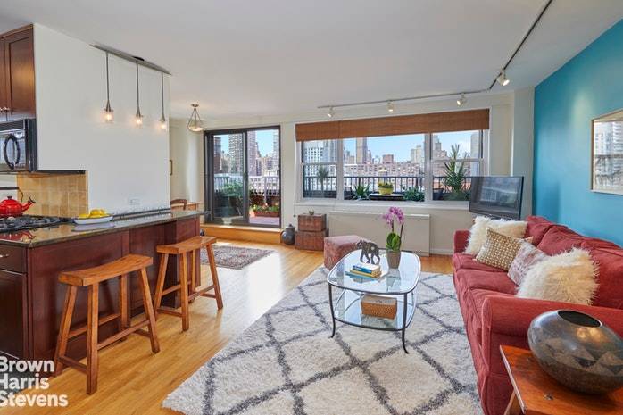 PRICE REDUCTION ! ! Stunning and spacious high floor junior four in mint condition, panoramic unobstructed full city views from all three exposures.