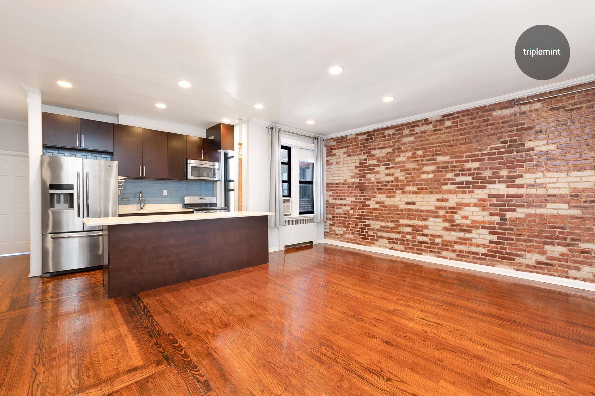 This is a stunning 1BR apartment is right off the 30th Avenue stop of the N and W trains.