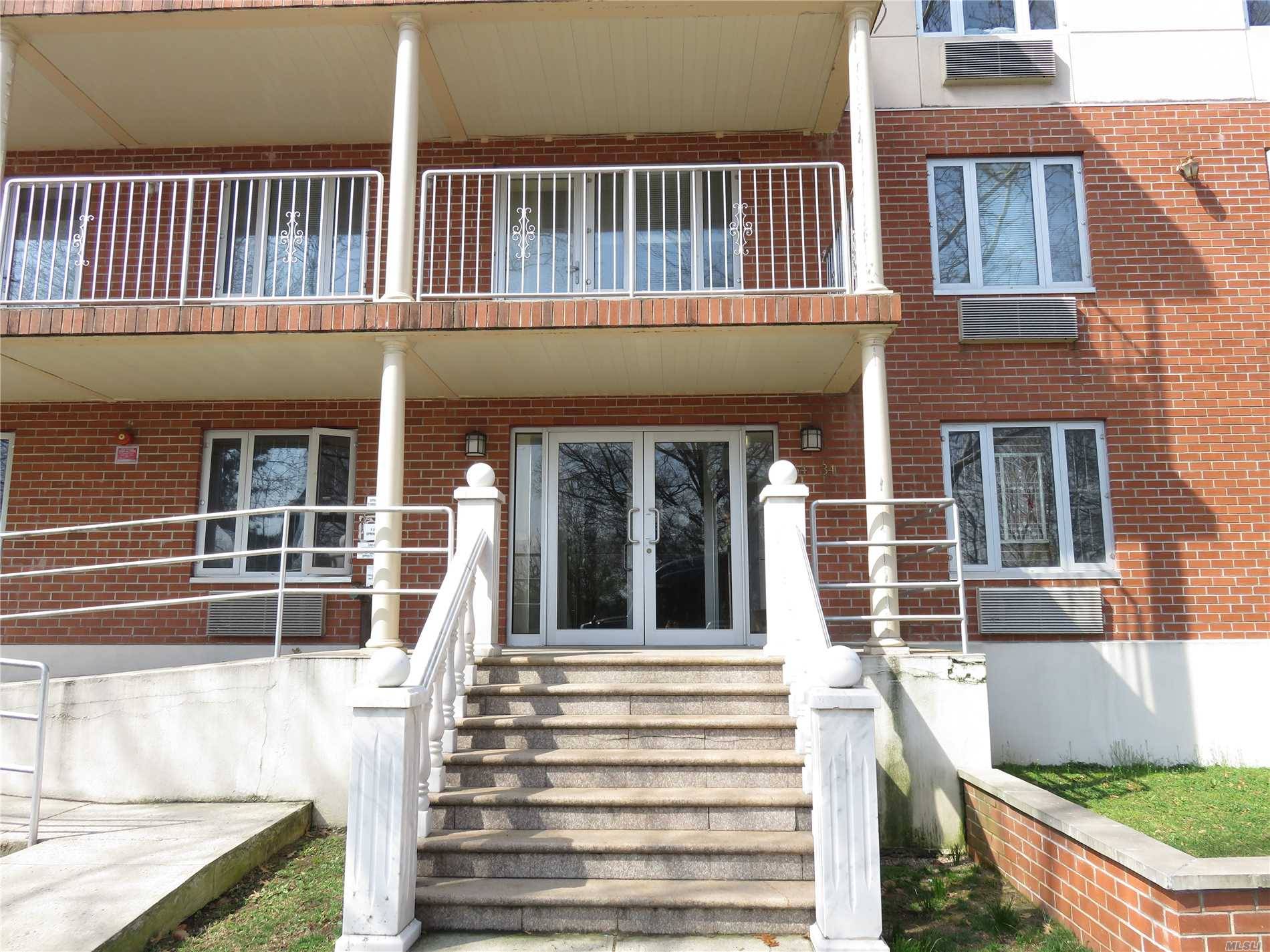 A Must See ! ! ! Cozy 1 bed 1 bath condo w Washer Dryer located in Forest Hills !