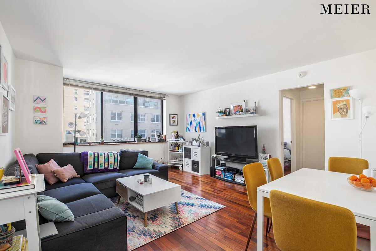 UPPER EAST SIDE INDULGENCEThis charming one bedroom apartment makes 650 square feet feel bigger than it actually is thanks to its high ceilings and large open layout with warm Brazilian ...
