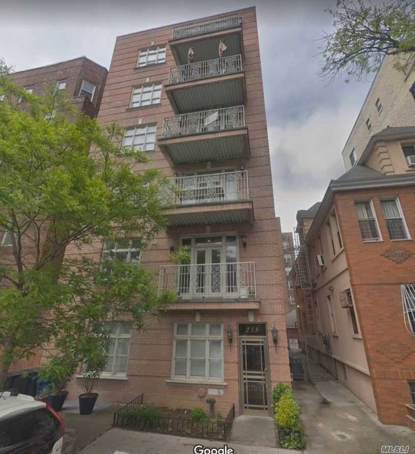 This Beautiful 2 Bedrooms Condo also consist of living room dining room Eat in kitchen with Granite counter top 2 full bath with Jacuzzi lots of closet space, Hardwood floors ...
