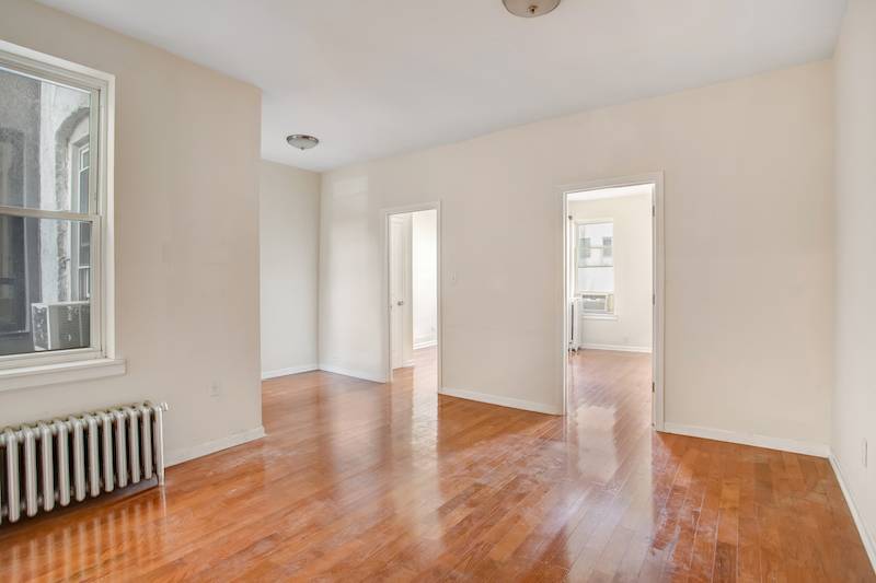 NO FEE - Charming 2BR/1BA In The Heart of LIC