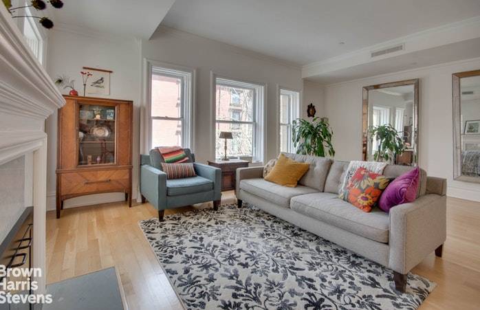 Situated on a cul de sac at the foot of the Brooklyn Heights Promenade, this gem is on one of the most desirable tree lined streets in Brooklyn Heights.