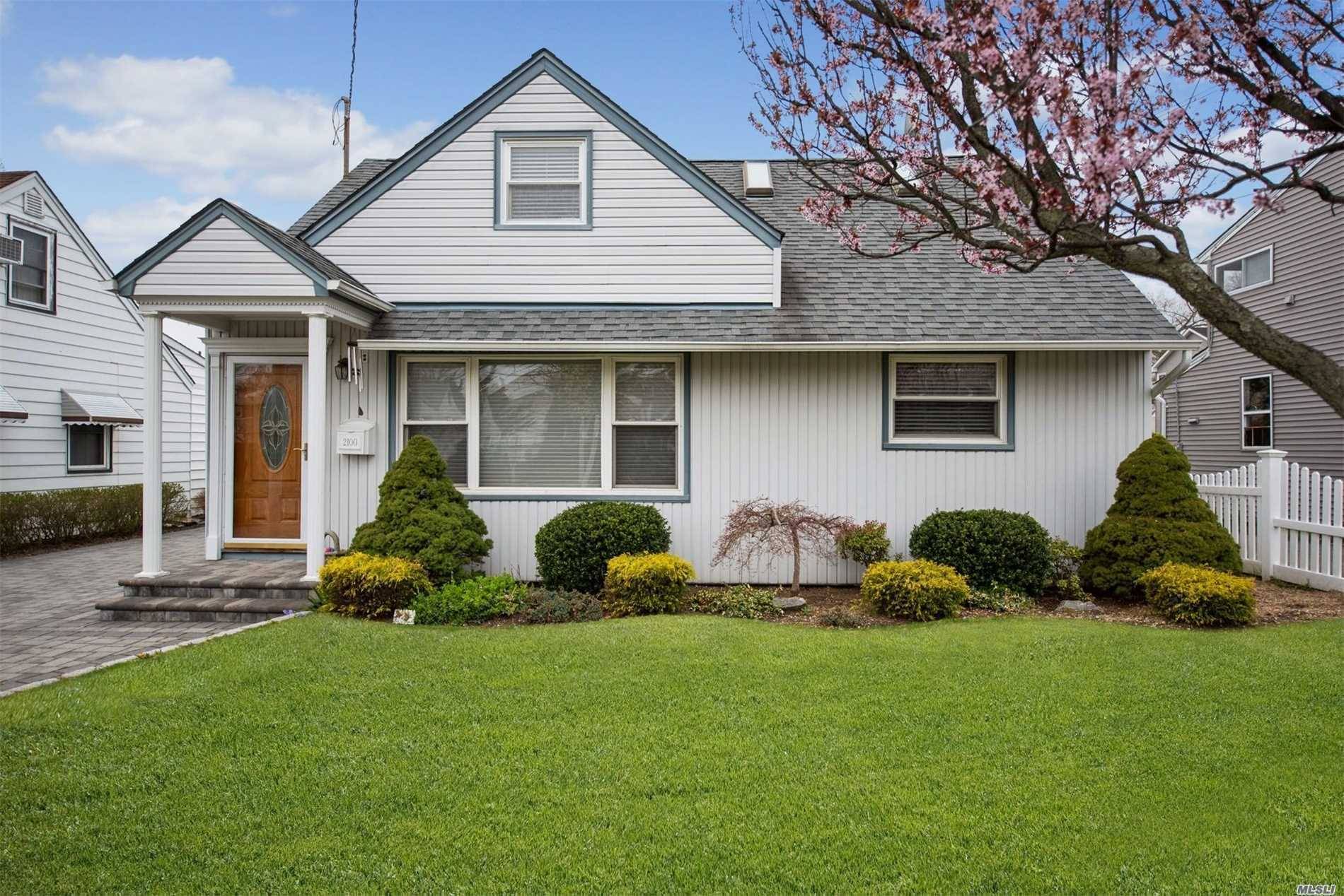 mint condition, and all quality workmanship, This home was featured in Newsday Article beautiful home less than 1 2 mile from Long Island Rail Road, It is located in Wantagh ...
