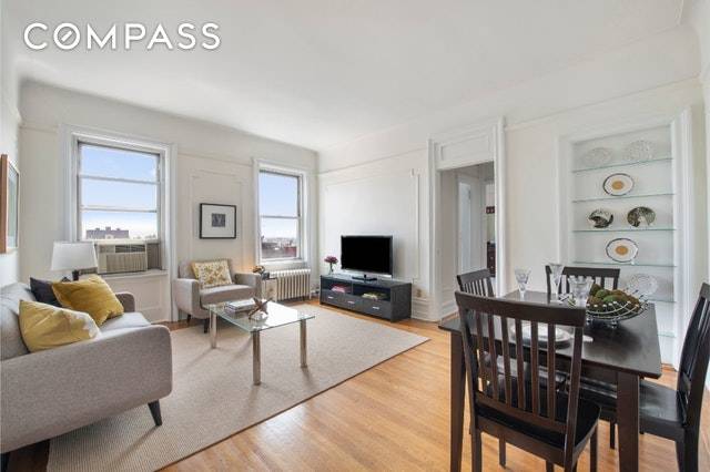 With prices throughout Manhattan reaching record levels, it is totally refreshing to see a graciously sized home at an affordable price, and with super low monthly maintenance charges.