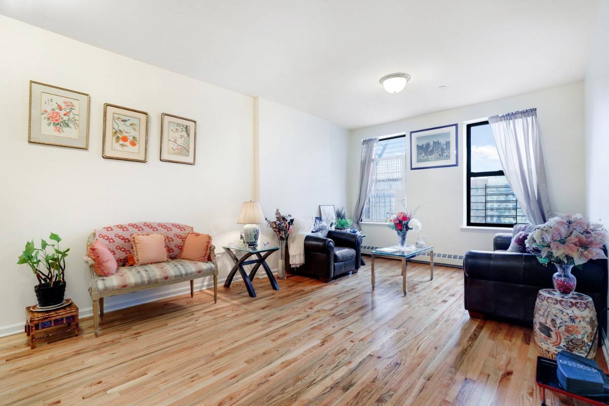 PRICED TO SELL ! Make Harlem your home with this 3 bedroom coop on the 4th floor of an elevator building.