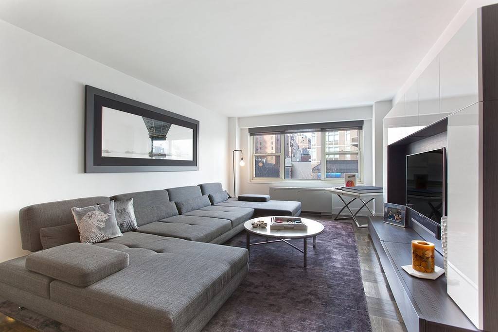 This beautiful oversized one bedroom, ideally located on the corner of Third Avenue has recently been transformed with custom finishes throughout.