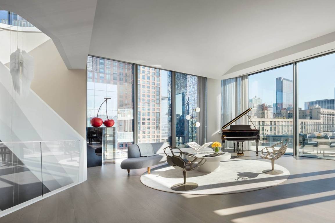 Stunning, Amenity-Filled, and Luxurious High-Rise 2 bedroom Duplex plus Den in West Chelsea