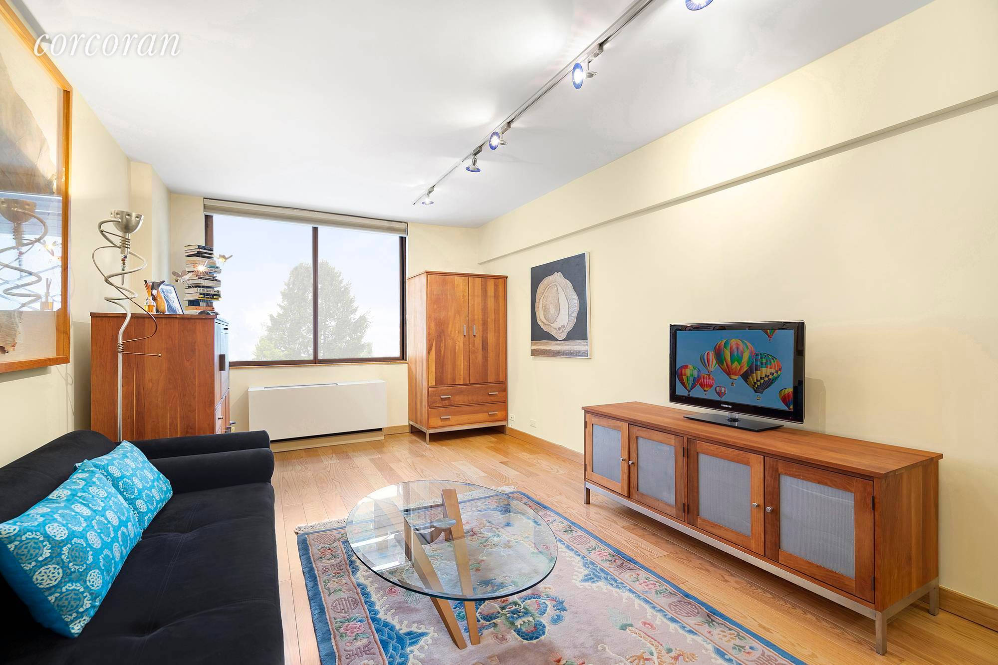 Residence 2 ZZ is a turn key, gut renovated 576 sq ft bright one bedroom with Northern exposures.