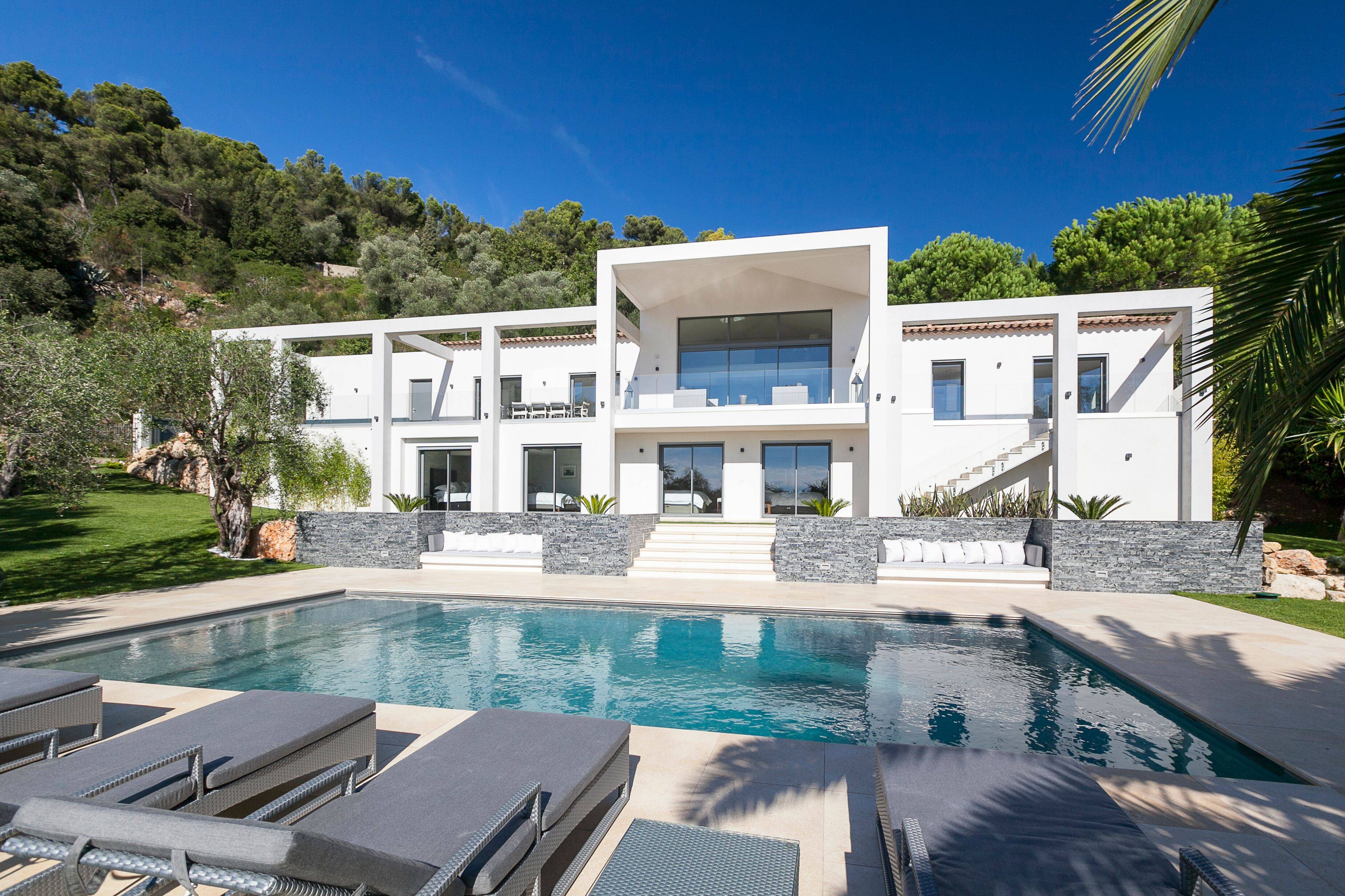 FRENCH RIVIERA - EXQUISITE MODERN HOME