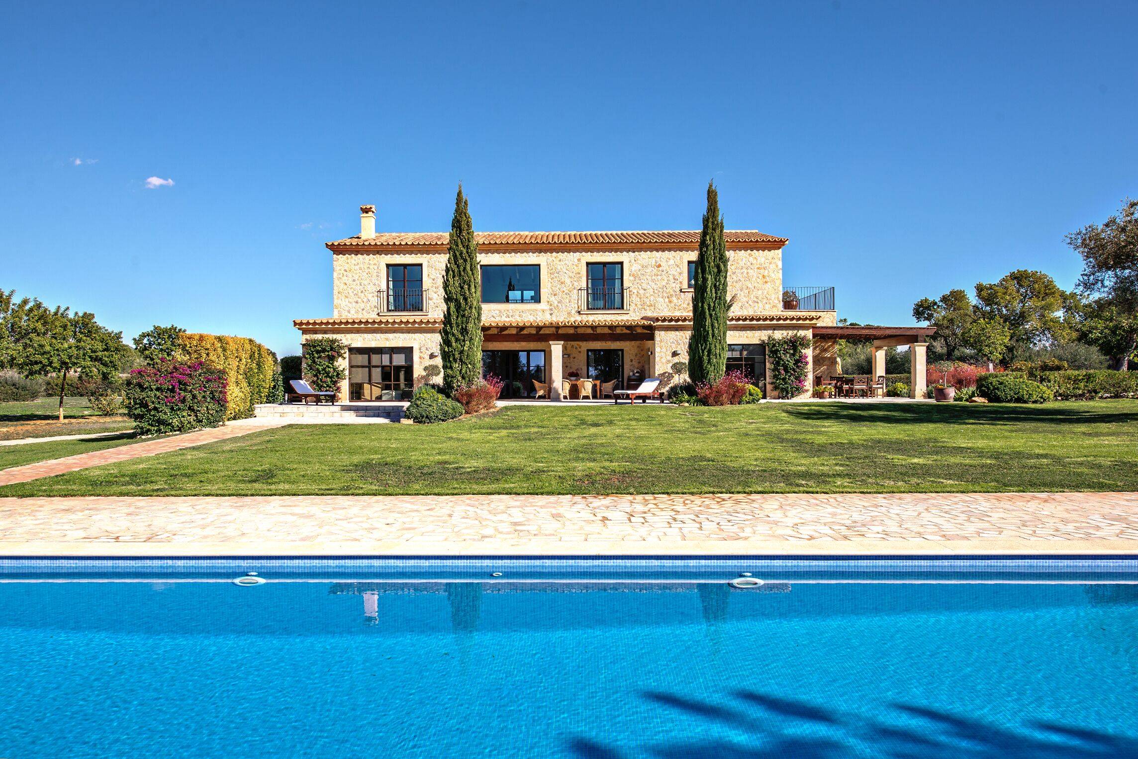 CLASSIC COUNTRY HOME WITH MODERN TOUCHES IN MALLORCA
