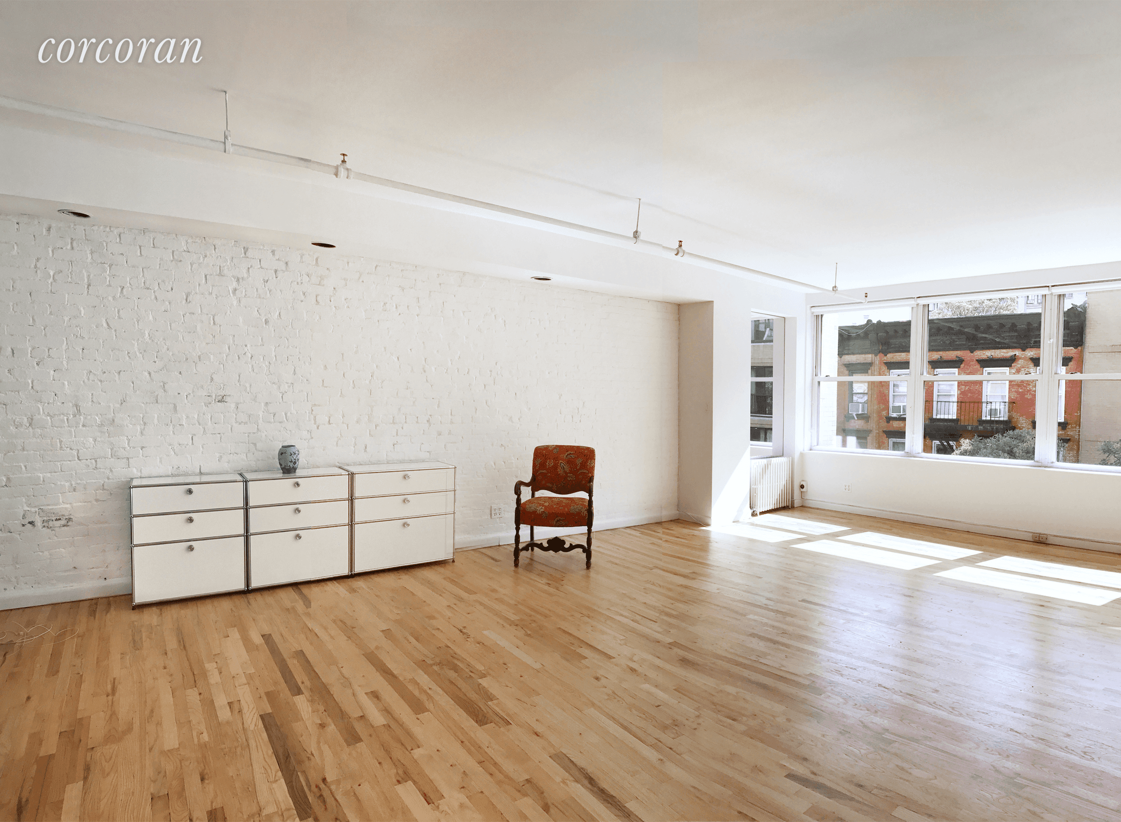 This authentic full floor artist's loft is located in the heart of Greenwich Village and presents an excellent opportunity to create your dream home in one of Manhattan's most vibrant ...