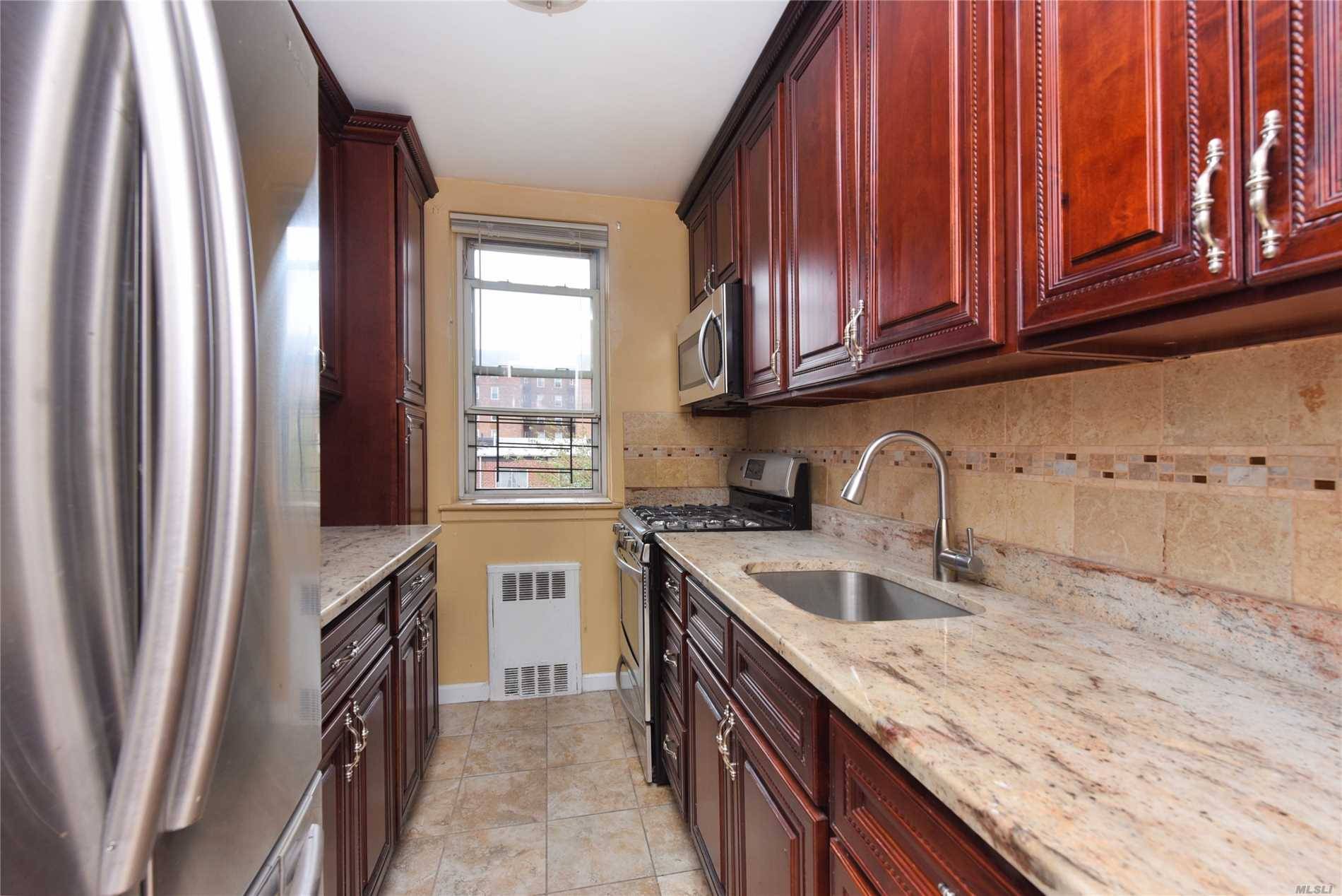 Sunny Spacious 2Br Co Op Apartment With Plenty Of Windows Include Kitchen And Bathroom.
