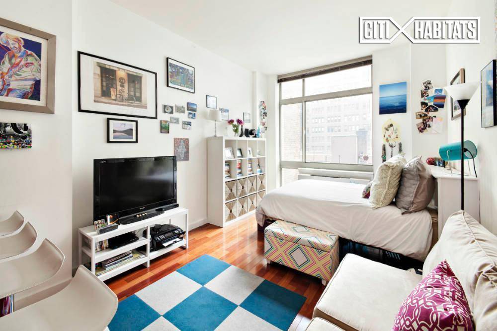 Excellent condition studio apartment in one of NYC's most sought after locations, at the crossroads of Gramercy and Flatiron !