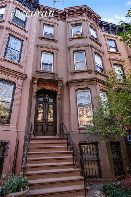 1400sqft Great Upper duplex on a Rare Stunning block, apartment features 3 bedrooms 2 bathrooms, renovated kitchen with a dishwasher, wood burning fireplace, exposed brick throughout, great exposure, hardwood floors, ...