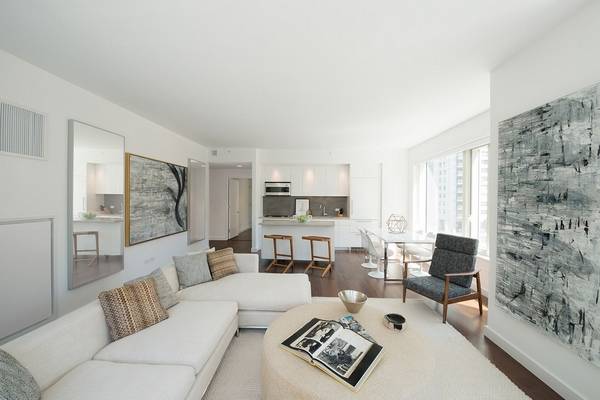 2 Bedroom Corner Apt With Private Balcony & East River Views