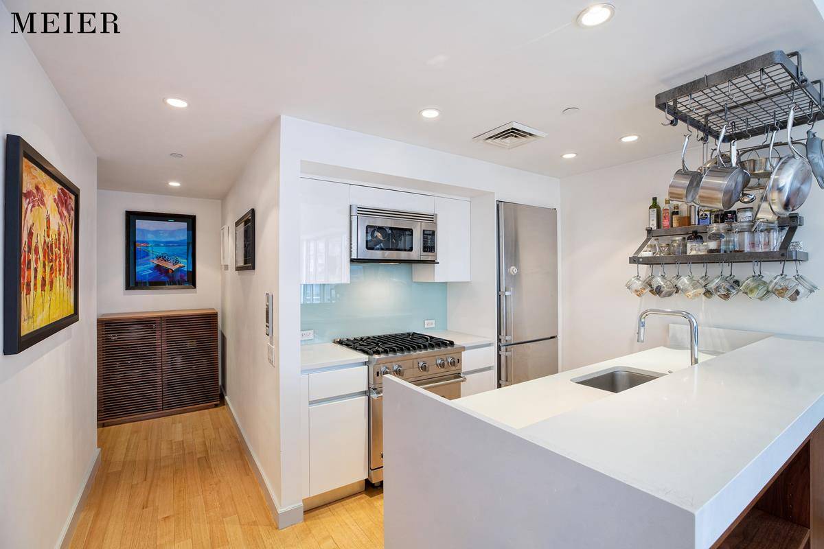 GREENWICH VILLAGE RETREATMake this luxurious and spacious one bedroom condo yours in a prime location between Fifth and Sixth Avenues putting you right in the center of downtown New York ...