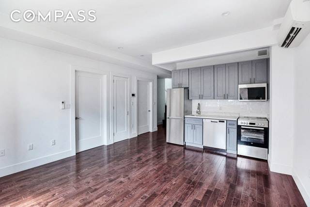 No Fee ! Residence 5R at 431 East 87th Street offers an elevated level of Upper East Side living with modern downtown finishes, stunning city views and a massive private ...