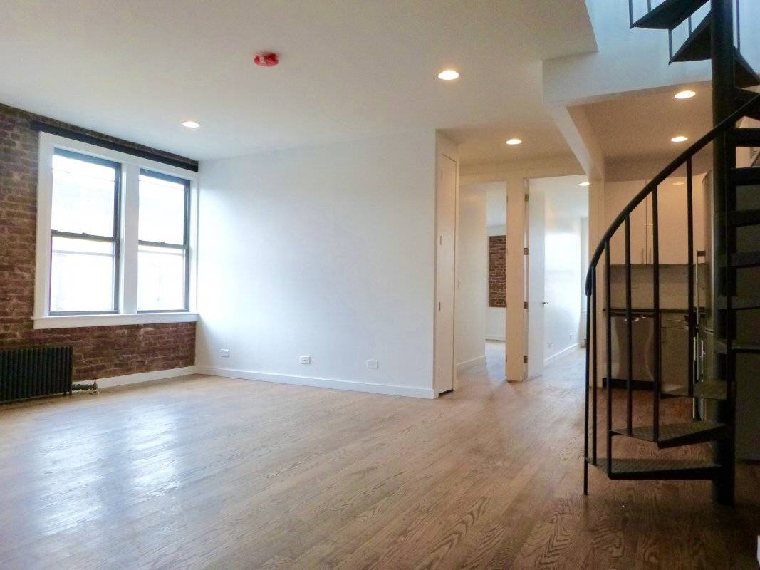 HIGH END RENOVATIONS STAINLESS STEEL DISHWASHER amp ; MICROWAVE KING SIZED BEDROOMS 2 FULL BATHS EXPOSED BRICK PRIVATE ROOF DECK WITH PANORAMIC VIEWS OF THE HUDSON RIVER !