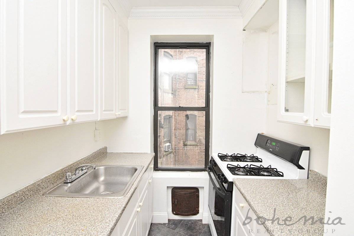 LOCATION W 180th Street and Pinehurst Ave TRANSIT A 1 APARTMENT Separate Kitchen !