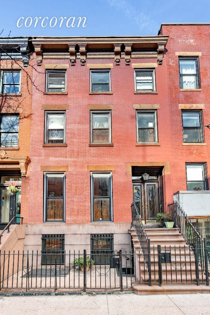 This Federal Brick townhouse was built in 1850 by James Lock and was originally part of the Ryerson Farm which was sectioned off into lots, and was sold in the ...