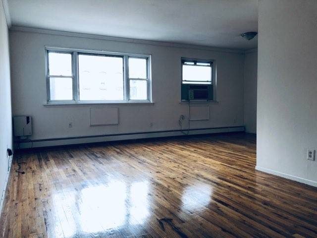 Spacious sunny 2 bedroom apartment in Williamsburg Greenpoint.