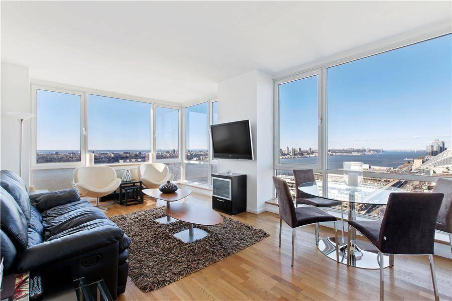 Enormous Four Bedroom Epitomizing Luxury in Manhattan (NO FEE)