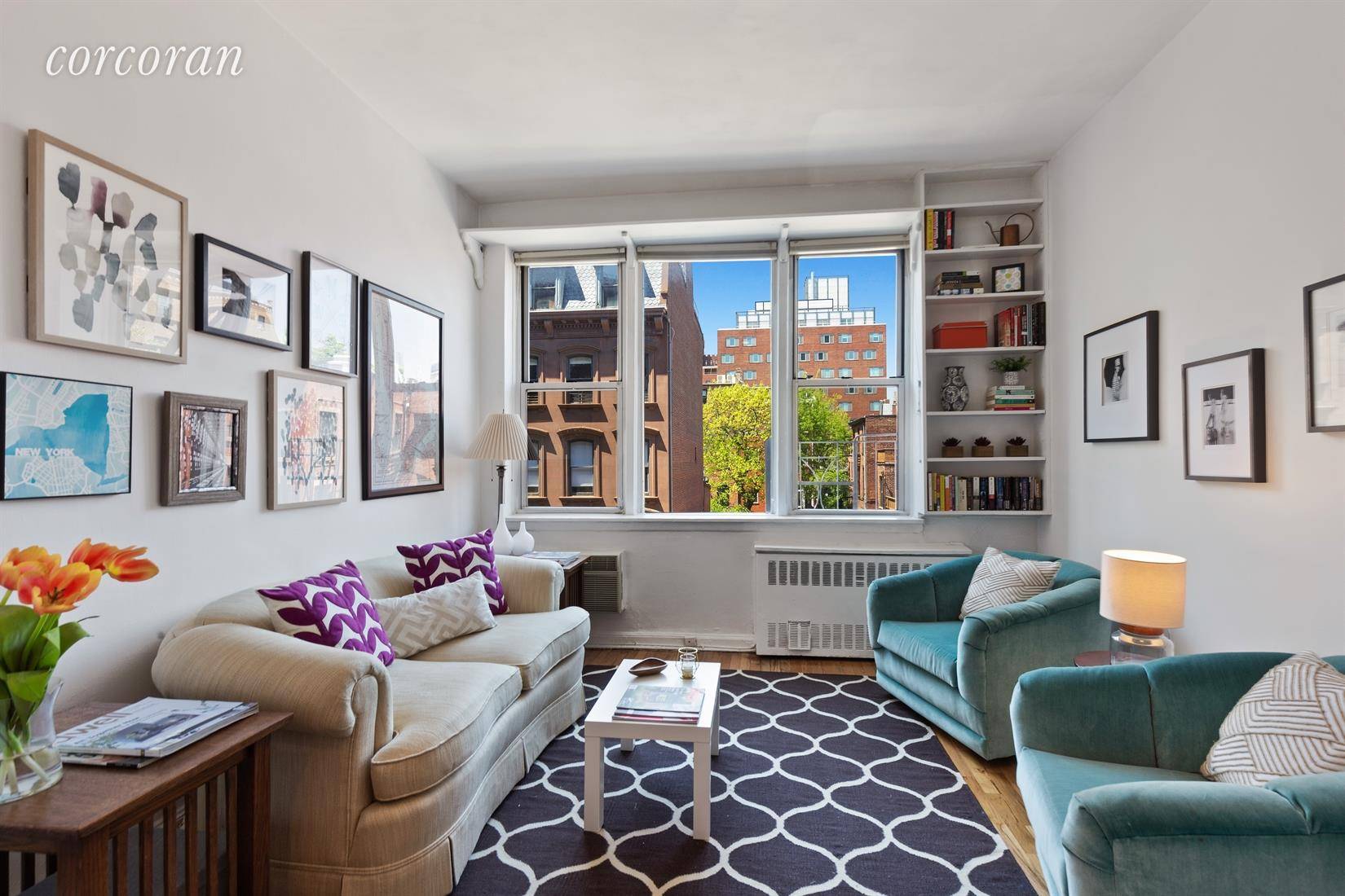 This delightful one bedroom apartment in prime Brooklyn Heights has amazing views and is bound to charm.