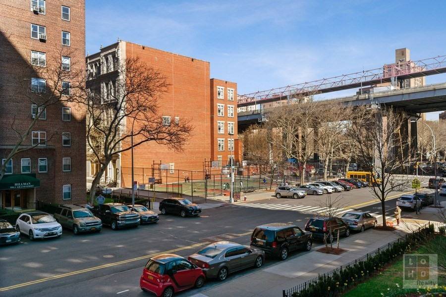 Well proportioned 2 bedroom balcony in the East River Co op with northwestern views AND great renovation potential !