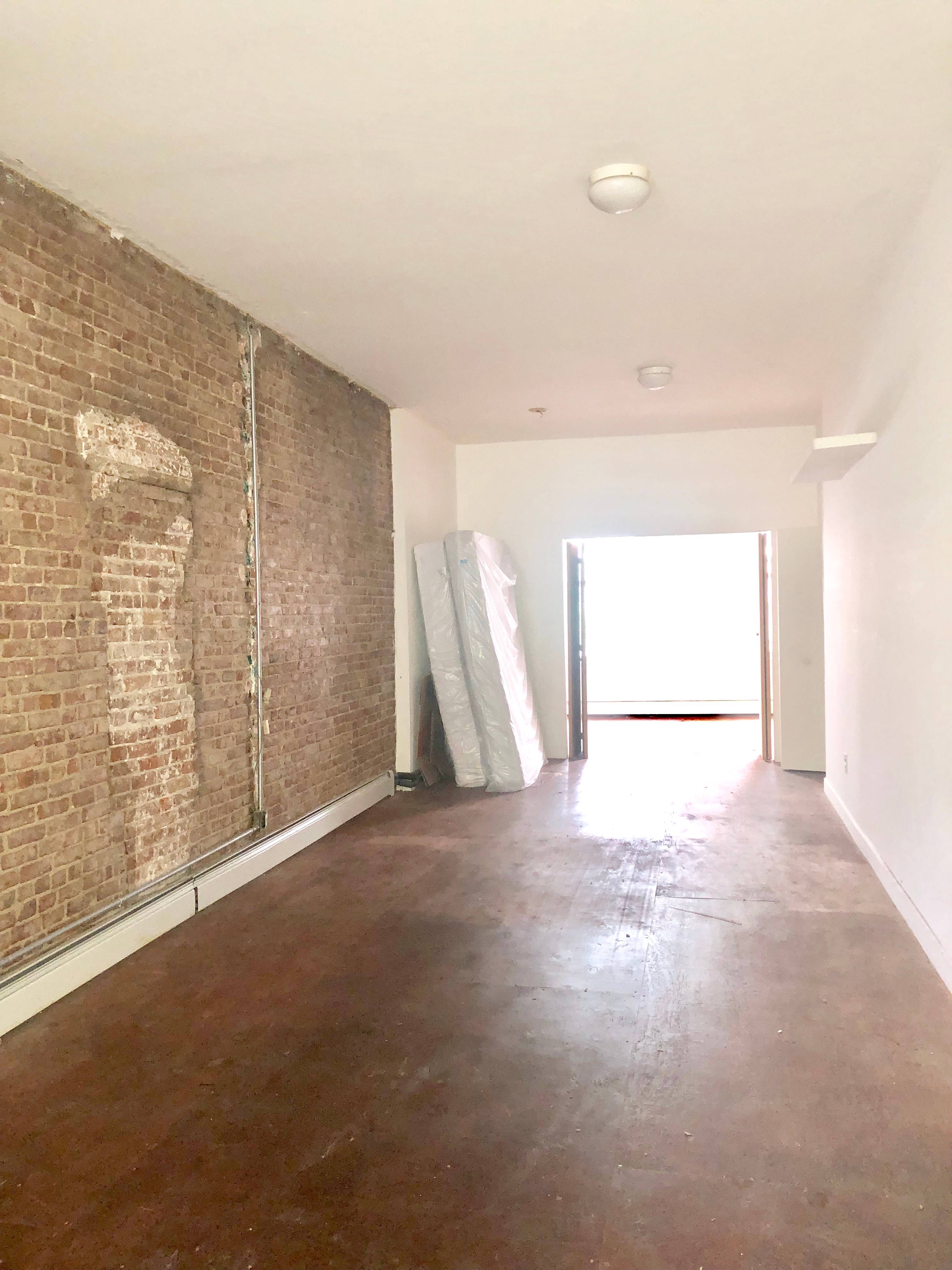 Massive Artistic One Bedroom Apartment Located In Ideal Long Island City Location Close To 7 Train!!