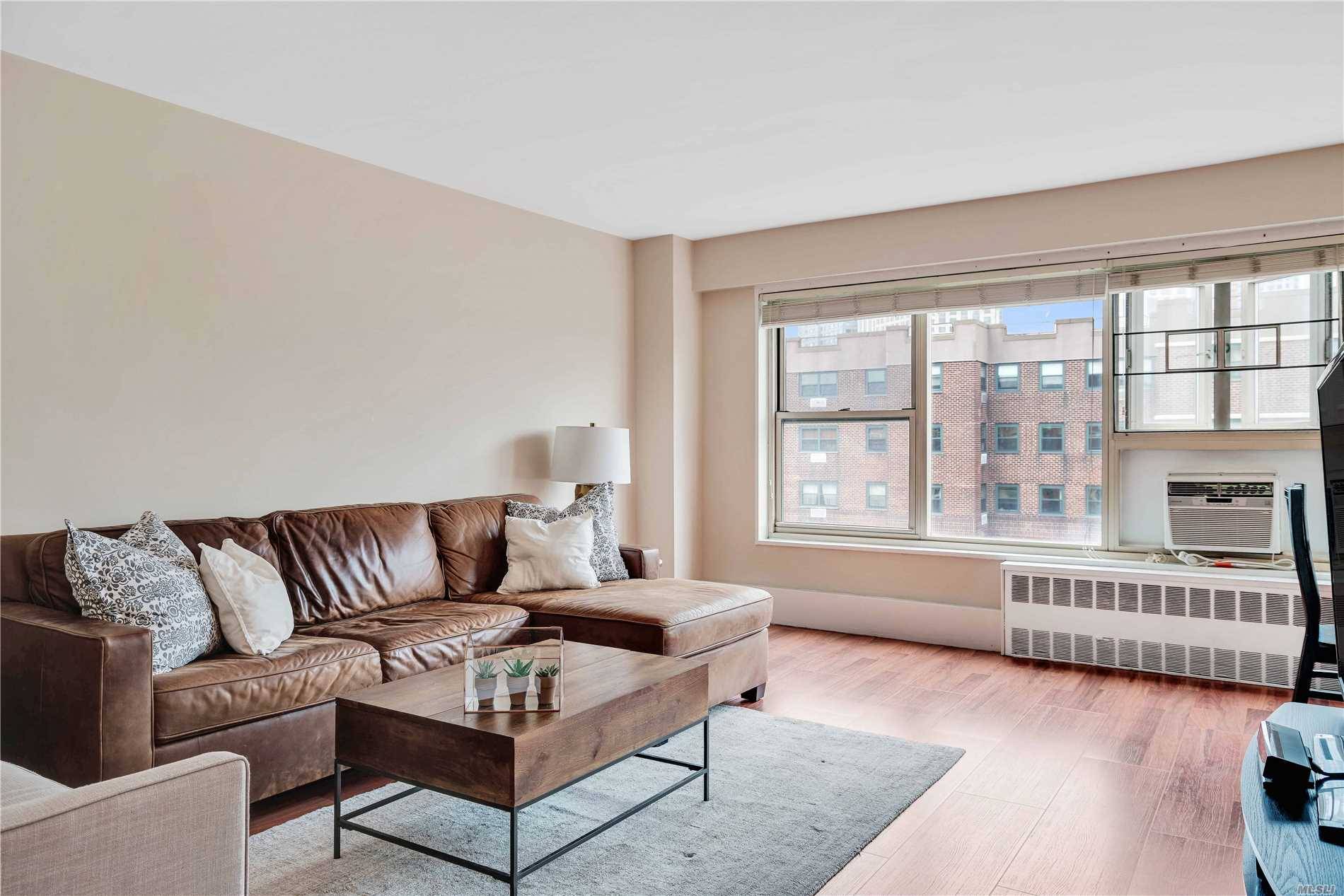 Perched high atop the tree line with amazing views of the Manhattan Bridge and cityscape, this spacious and artfully laid out 1br co op unit is yours for the taking ...