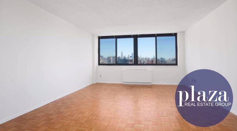 This spacious and very bright TriBeCa STUDIO, 1 BATHROOM unit is on a high floor and features beautiful, north, open city views.