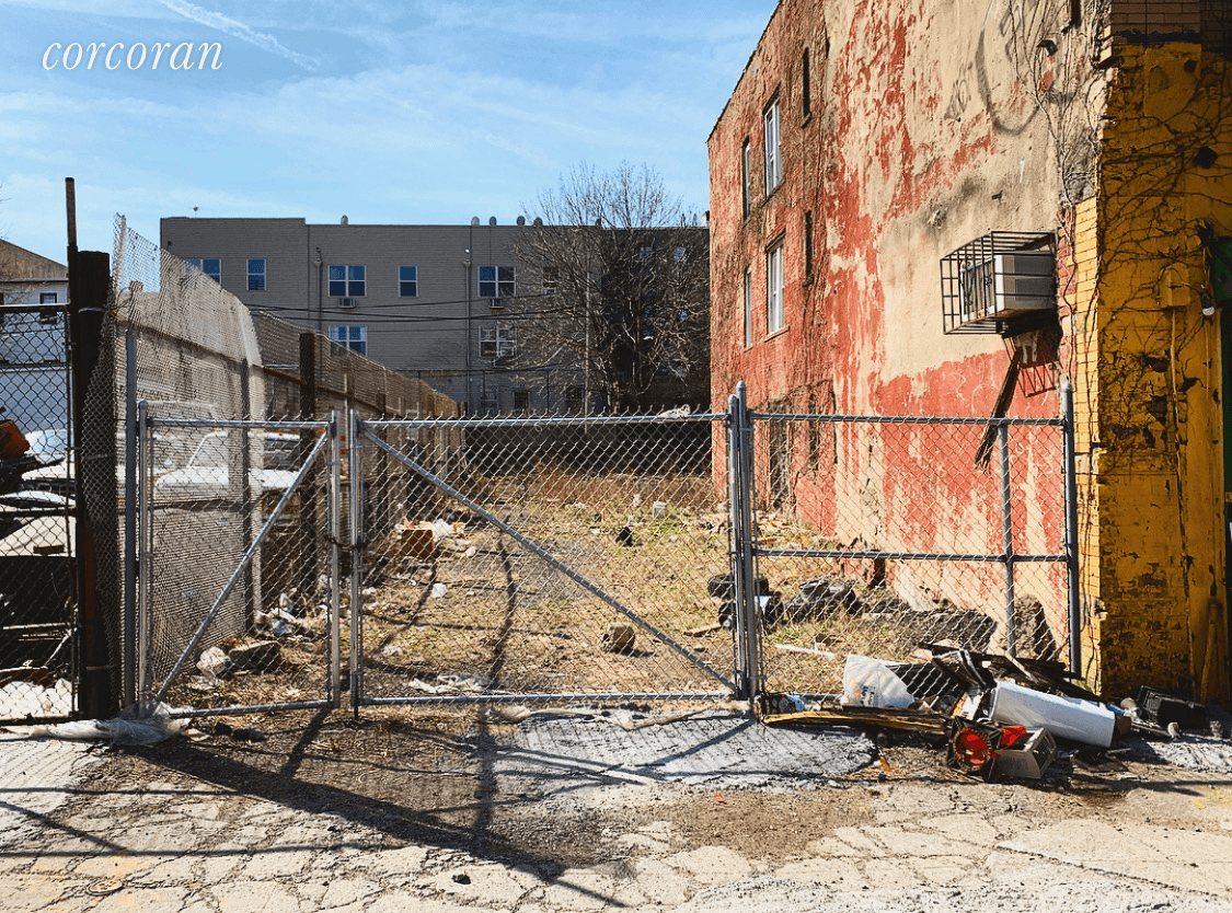You can really do a lot on this great, vacant lot.