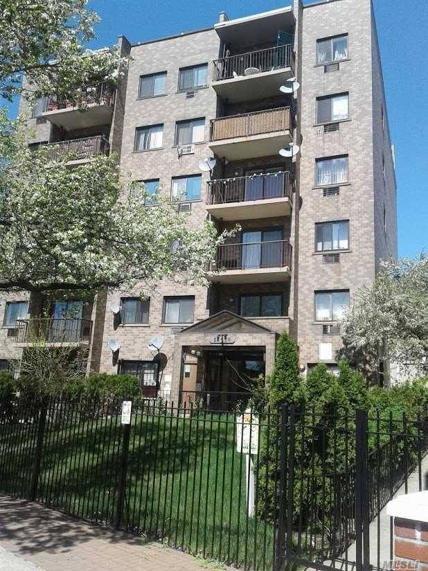Beautiful Condominium in the CROWN PLAZA CONDOMINIUM BUILDING with 2 Bedroom 2 Baths Terrace with a Beautiful View of Manhattan and Queens.