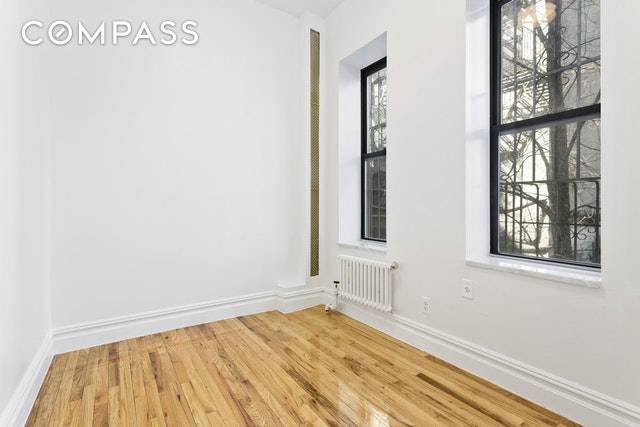 This newly renovated REAL 3BR features high ceilings, windowed kitchen with STAINLESS steel appliances, sleek subway tiled bath, bright North West exposure and inlaid wood flooring throughout.