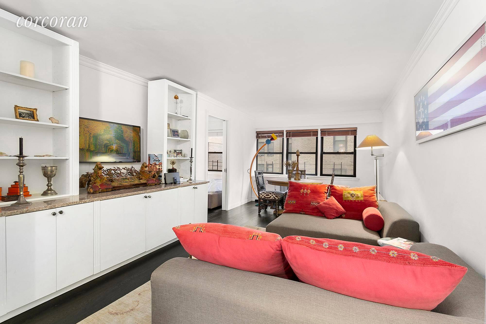 This could be the perfect pied a terre, an elegant Sutton Place junior one bedroom.