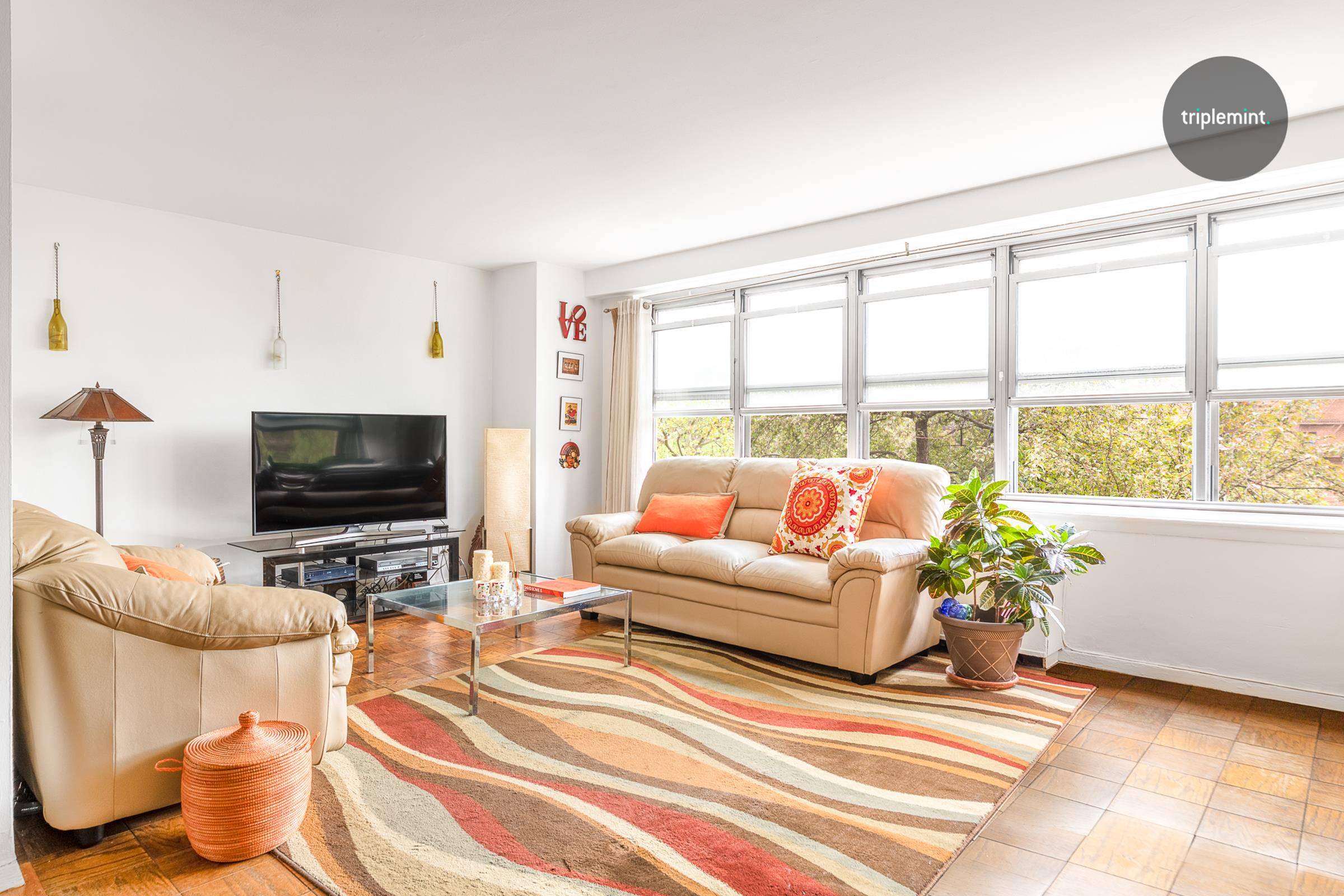This sun drenched one bedroom features a king size bedroom and a spacious living room with additional dining space that can be easily converted into a second bedroom.
