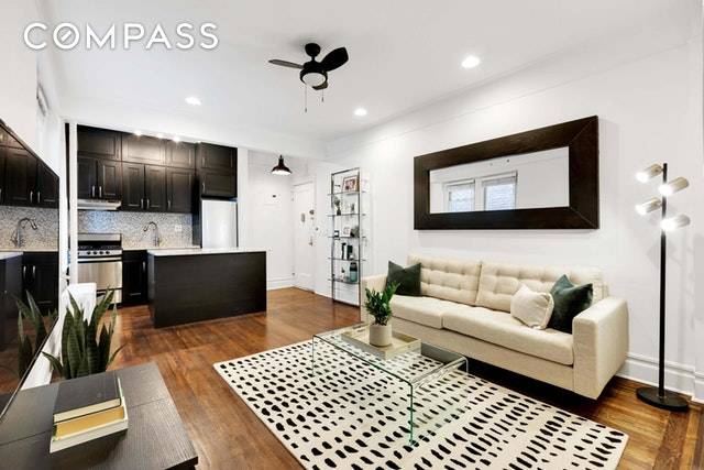 Renovated Top Floor One BedroomMove right in to this renovated pre war true one bedroom home located on a prime Midtown East block.
